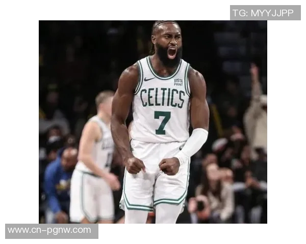 杰伦布朗首节狂砍19分3板2助2断三分火力全开助力球队领先